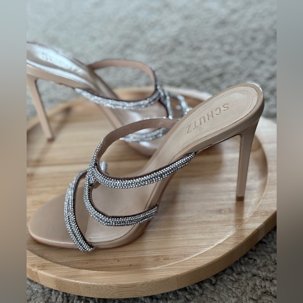 NEW Schutz Sonia Crystal Embellished Leather Heels (Delight Nude)
Size: 8B